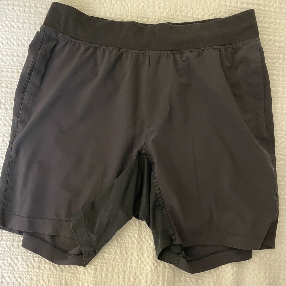 Black 7 inch Lululemon shorts